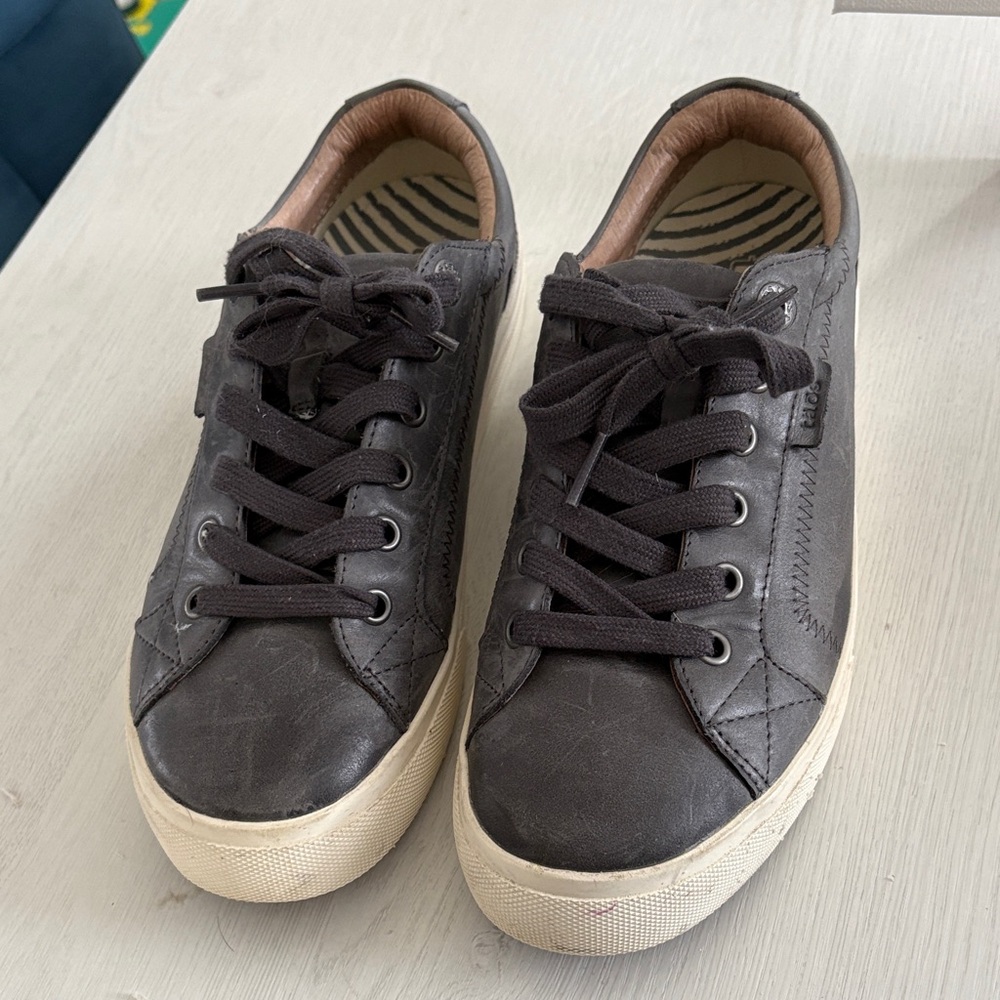 Women’s Taos grey leather sneaker 8.5 wide